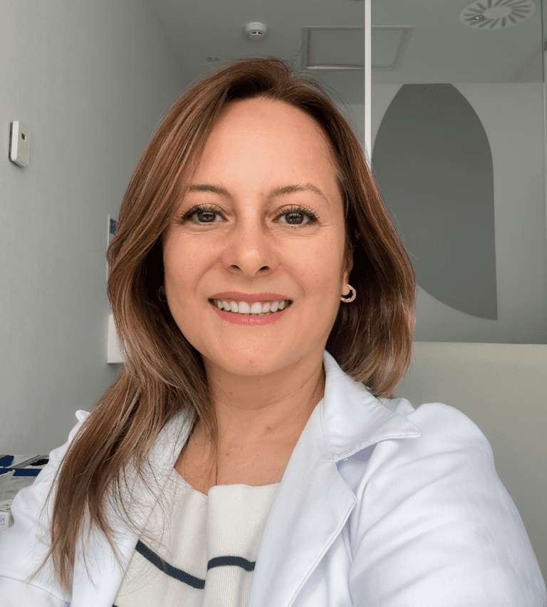 Retrato profesional de la Dra. Adriana Rodríguez García, cirujana plástica facial en su consulta del Hospital Quirónsalud Málaga.